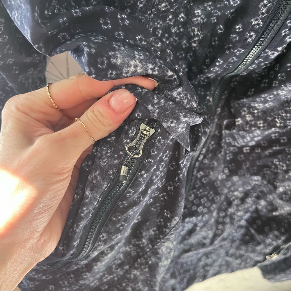 Lululemon Spring Forward Jacket
Kanoko Twist Inkwell Ghost / Inkwell - Picture 14 of 14